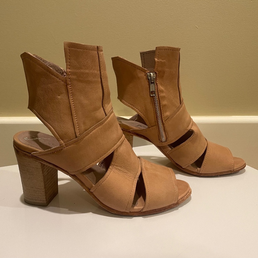 Free People Effie Stacked Block Heel Cut out Bootie Sz 38 (US 7.5/8) - Picture 2 of 16